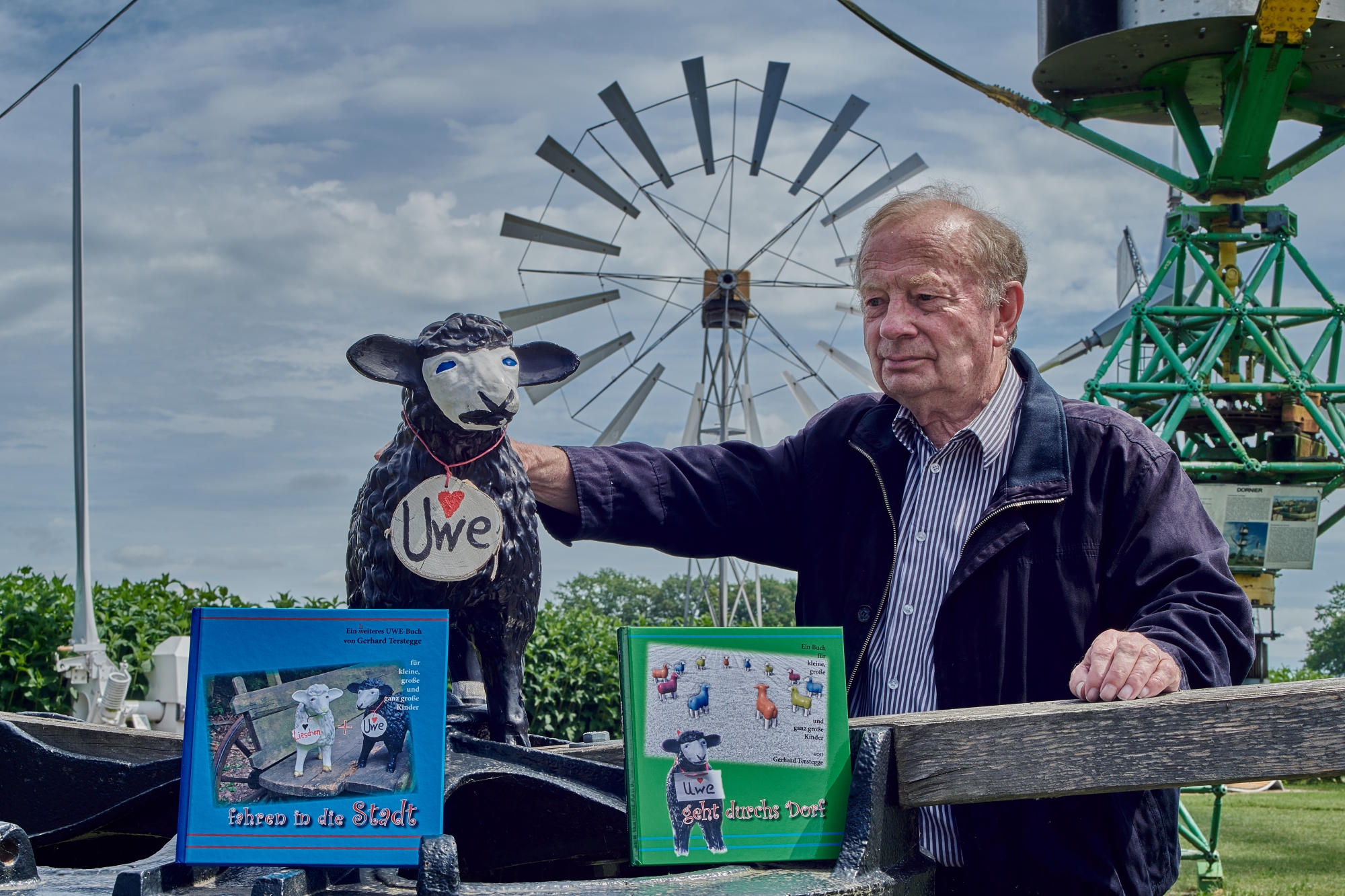 Uwe - das schwarze Abenteurerschaf und der Buchautor Gerhard Terstegge. Fotos: Atelier Chris Sculteto